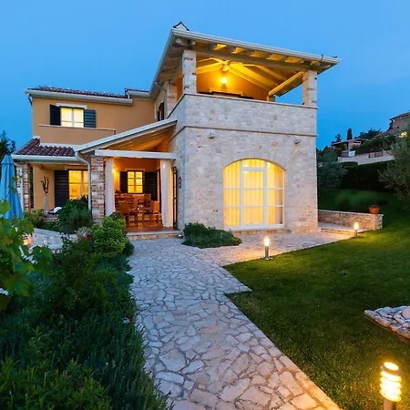 Villa Fenced Property, Salvea