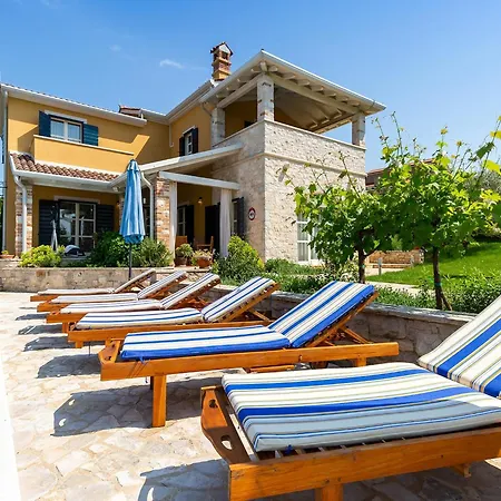 Fenced Property, Salvea *